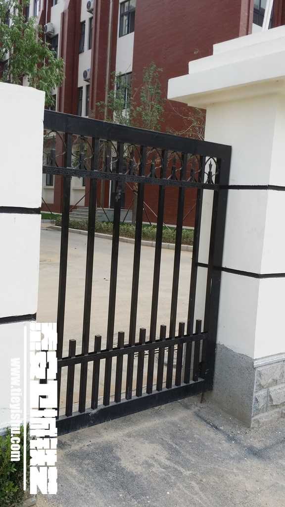 英雄山小学铁艺大门