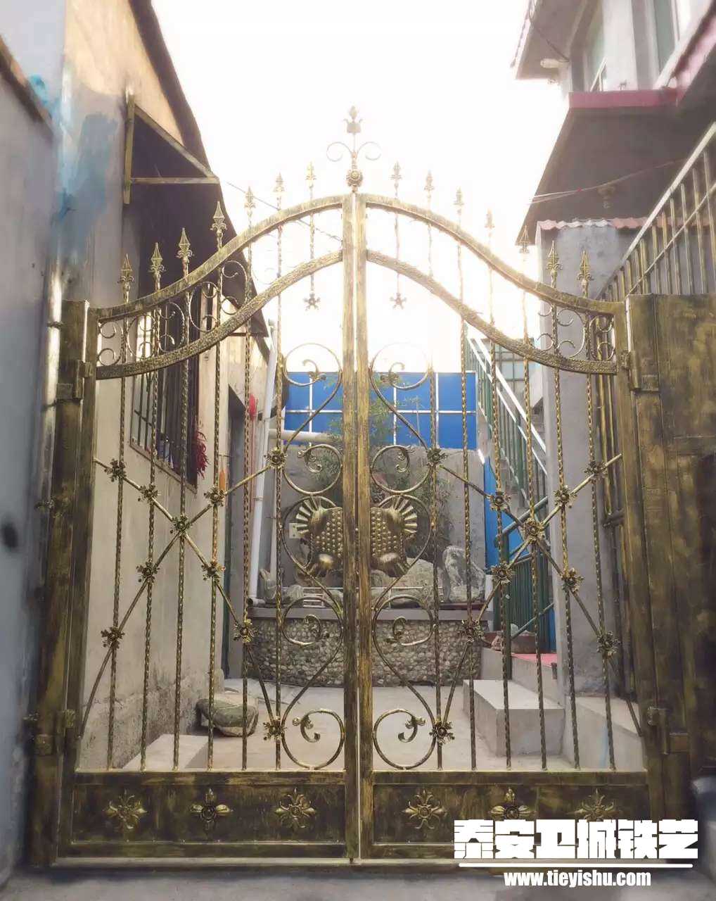 前山客栈铁艺大门