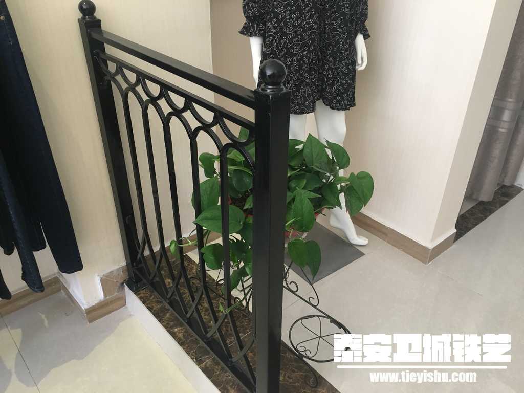 霓裳女装铁艺护栏