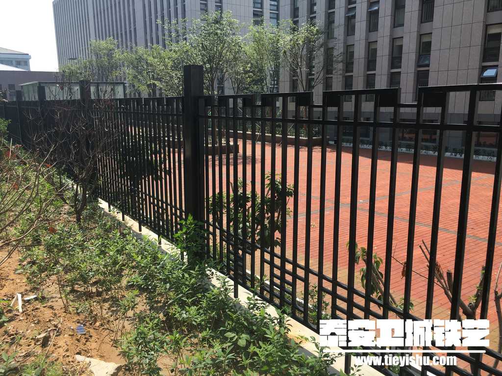 龙居苑铁艺围墙