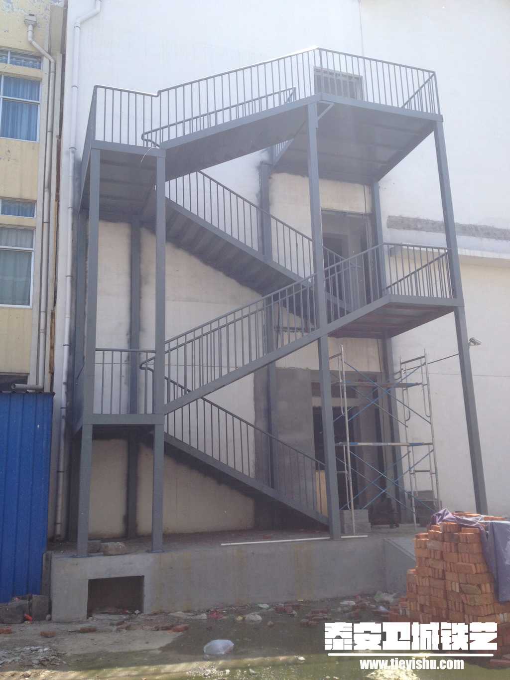 蓄鑫商城钢结构消防楼梯