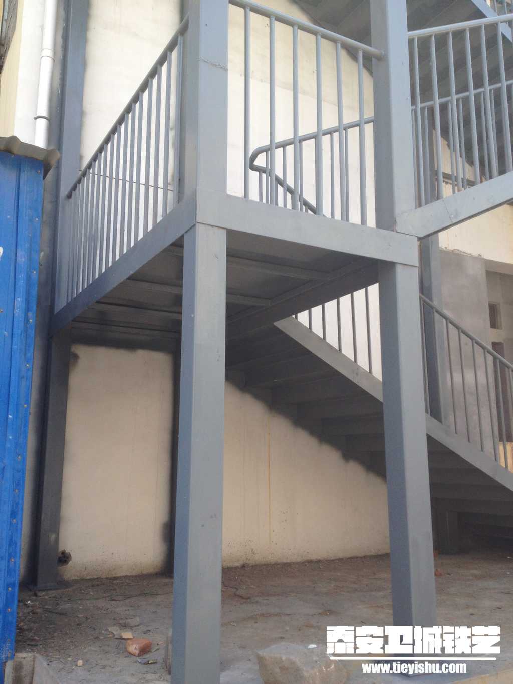 蓄鑫商城钢结构消防楼梯